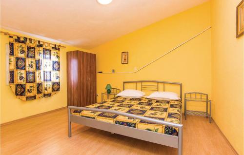 Postel nebo postele na pokoji v ubytování Pet Friendly Apartment In Pakostane With Kitchen