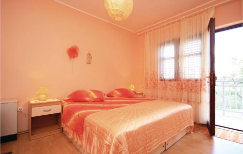a bedroom with a bed and a window at Amazing Apartment In Raslina With 2 Bedrooms And Wifi in Raslina