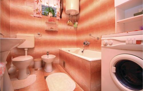 Ένα μπάνιο στο Amazing Apartment In Raslina With 2 Bedrooms And Wifi