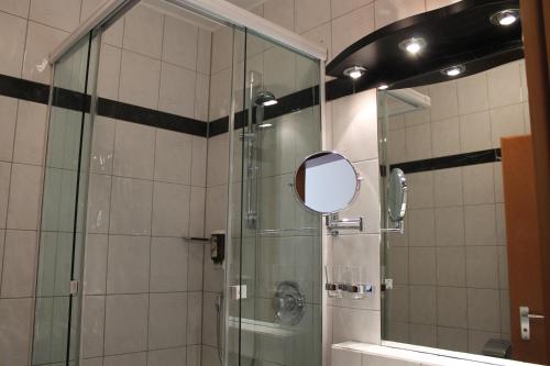 Un baño de Villa Waldperlach by Blattl