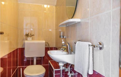 Et badeværelse på Beautiful Home In Makarska With Kitchen