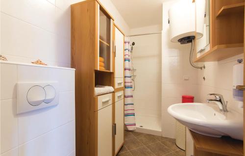 Bilik mandi di Nice Apartment In Fondole With Wifi
