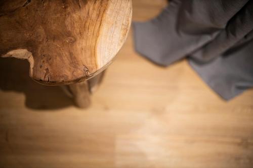 a close up of a wooden table on a wooden floor at Q-Stall am Poppenberg in Brilon