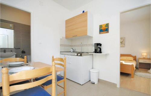 Kuchyňa alebo kuchynka v ubytovaní Apartment Raslina Lxvi