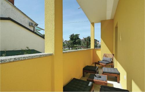Un balcón o terraza de Cozy Apartment In Umag With Kitchen