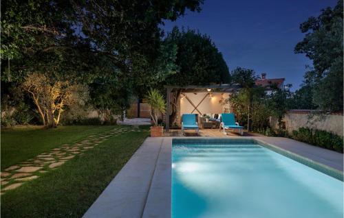 Bazén v ubytování Holiday Home Medulin 12 nebo v jeho okolí