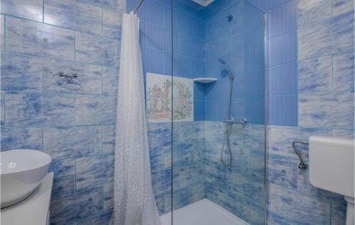 Bathroom sa Nice Apartment In Stara Baska With Kitchen