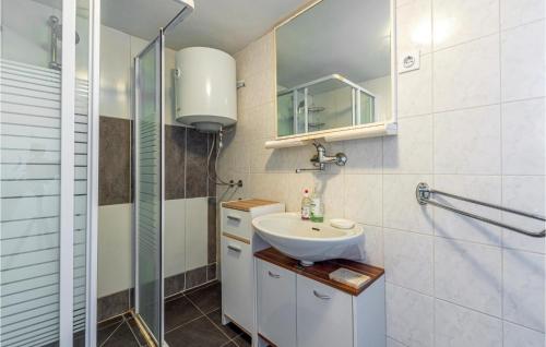 O baie la Amazing Apartment In Lokva Rogoznica With Kitchen