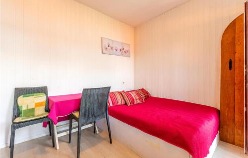 Un pat sau paturi într-o cameră la Amazing Apartment In Lokva Rogoznica With Kitchen