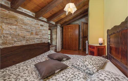 Postelja oz. postelje v sobi nastanitve Beautiful Home In Pazin With 4 Bedrooms, Wifi And Outdoor Swimming Pool
