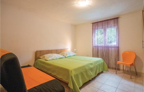 ein Schlafzimmer mit einem Bett, einem Stuhl und einem Fenster in der Unterkunft Gorgeous Apartment In Stari Grad With Kitchen in Stari Grad