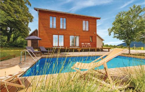 una casa con piscina frente a una casa en Cozy Home In Plaski With Sauna en Plaški