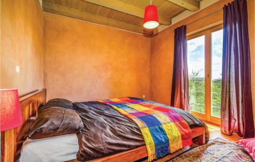 um quarto com uma cama com um cobertor colorido em Lovely Home In Plaski With Sauna em Plaški