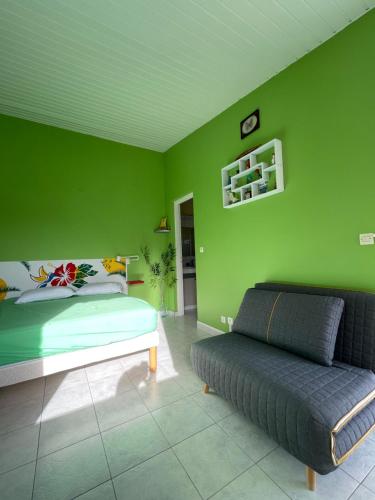 Camera verde con letto e divano di Colibri de la Pointe a Le Robert