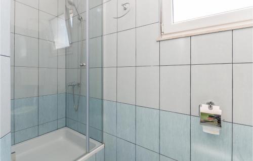 uma casa de banho com um chuveiro e uma porta de vidro em 2 Bedroom Awesome Home In Privlaka em Privlaka