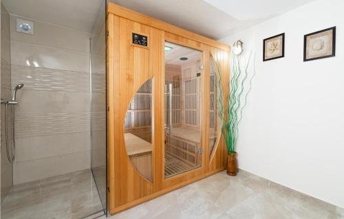 eine Dusche mit Holztür im Bad in der Unterkunft Beautiful Home In Vela Luka With Sauna, Wifi And Outdoor Swimming Pool in Vela Luka