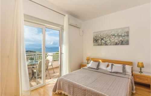 1 dormitorio con 1 cama y balcón en Stunning Apartment In Makarska With 1 Bedrooms And Wifi en Makarska