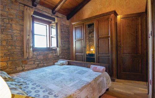 Postel nebo postele na pokoji v ubytování Gorgeous Home In Vrsar With House A Panoramic View