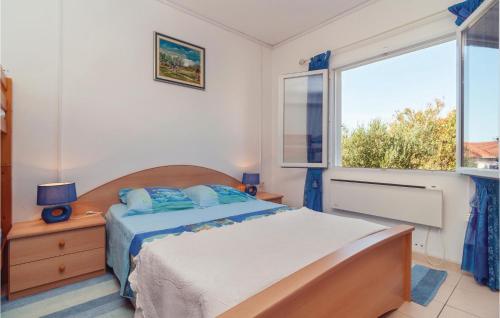 - une chambre avec un lit et une grande fenêtre dans l'établissement Amazing Apartment In Supetar With Kitchen, à Supetar