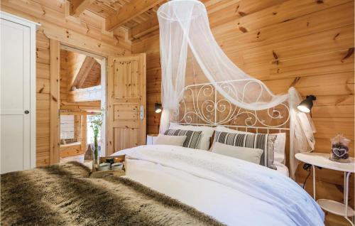 Ένα ή περισσότερα κρεβάτια σε δωμάτιο στο Nice Home In Mrkopalj With Wifi