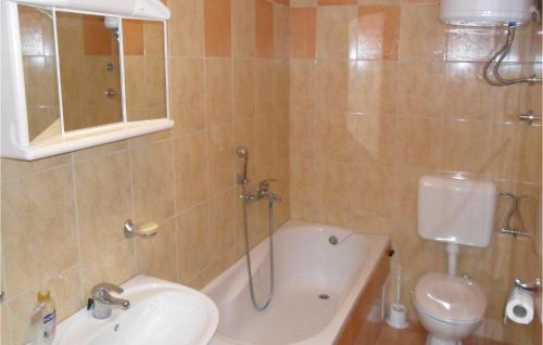 łazienka z wanną, umywalką i toaletą w obiekcie Lovely Apartment In Orebic With Kitchen w Orebiciu