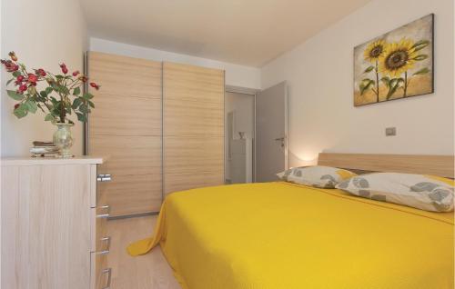 Un pat sau paturi într-o cameră la Awesome Apartment In Vodnjan With Wifi
