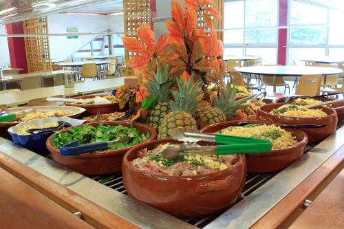 un buffet composé de nombreux plats différents dans l'établissement Ethic Etapes CIS de Besançon, à Besançon