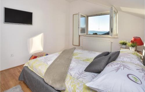 En eller flere senge i et værelse på Nice Apartment In Kastel Gomilica With Wifi