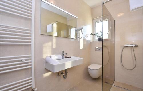 Et badeværelse på Nice Apartment In Kastel Gomilica With Wifi