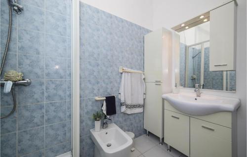 A bathroom at 3 Bedroom Amazing Apartment In Brodarica