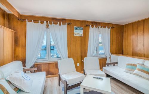 Et opholdsområde på 2 Bedroom Gorgeous Home In Baska