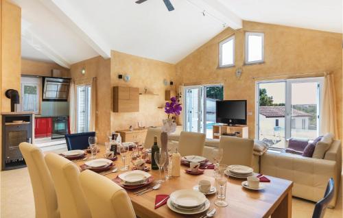 TV a/nebo společenská místnost v ubytování Gorgeous Home In Medulin With Kitchen