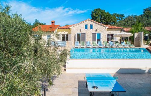 Bazén v ubytování Gorgeous Home In Medulin With Kitchen nebo v jeho okolí