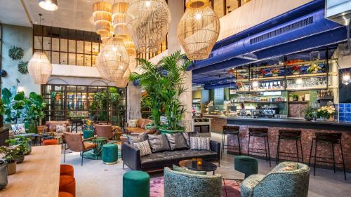 Ο χώρος του lounge ή του μπαρ στο Hotel Indigo Brussels - City, an IHG Hotel