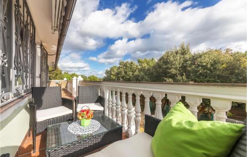 a balcony with chairs and a table on a building at Lovely Apartment In Pavicini With Wifi in Pavicini