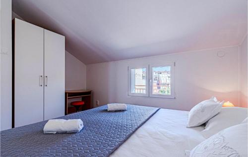 เตียงในห้องที่ Beautiful Apartment In Vela Luka With Wifi