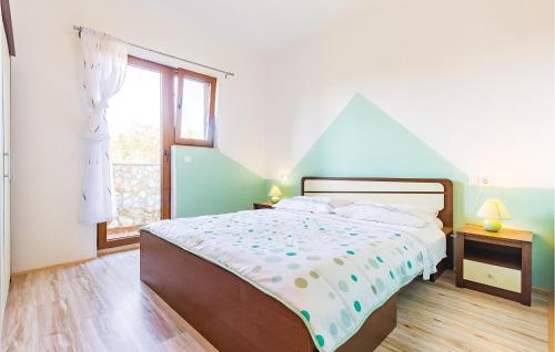 Ένα ή περισσότερα κρεβάτια σε δωμάτιο στο Stunning Home In Krnica With 3 Bedrooms, Wifi And Outdoor Swimming Pool