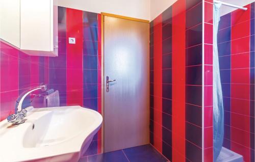 Ένα μπάνιο στο Stunning Home In Krnica With 3 Bedrooms, Wifi And Outdoor Swimming Pool