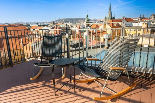 3 sillas y una mesa en un balcón con vistas en Miss Sophie's Downtown, en Praga