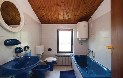 2 Bedroom Awesome Apartment In Barban tesisinde bir banyo