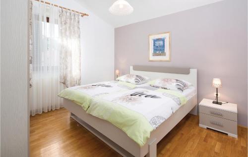 - une chambre avec un lit, une fenêtre et un lit sidx sidx dans l'établissement Cozy Apartment In Rabac With Kitchen, à Rabac