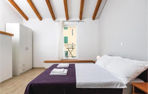Ліжко або ліжка в номері Stunning Apartment In Kastel Stari With Wifi