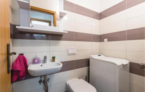 Ванна кімната в Stunning Apartment In Kastel Stari With Wifi