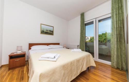 Säng eller sängar i ett rum på Beautiful Apartment In Kastel Kambelovac With Wifi
