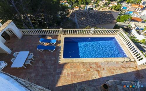 an overhead view of a swimming pool with two chairs at VH CostaBlanca - RULLE in Benissa