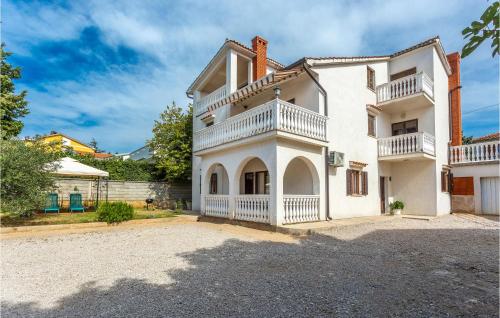 2 Bedroom Awesome Apartment In Omisalj