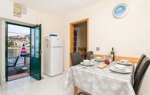 Η κουζίνα ή μικρή κουζίνα στο Cozy Home In Klada With Kitchen