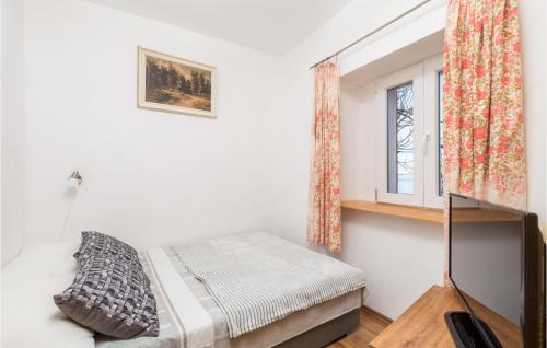 Postel nebo postele na pokoji v ubytování Cozy Home In Klada With Kitchen