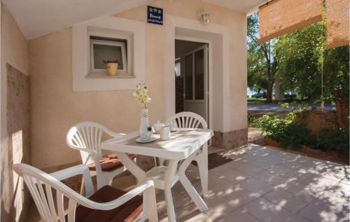 ein weißer Tisch und Stühle auf einer Terrasse in der Unterkunft Apartment Raslina Lxvii in Raslina