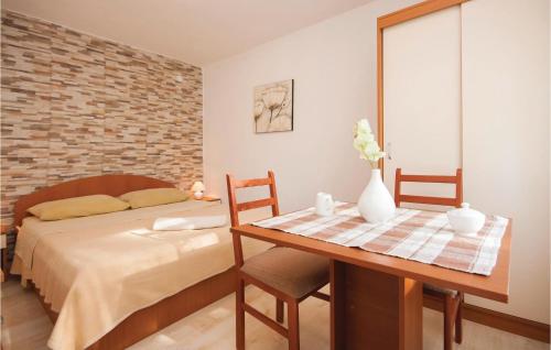ein Schlafzimmer mit einem Bett und einem Holztisch mit einem Tisch in der Unterkunft Apartment Raslina Lxvii in Raslina
